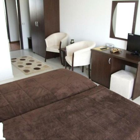 Plaisir Hotel Ploiesti Luaran gambar
