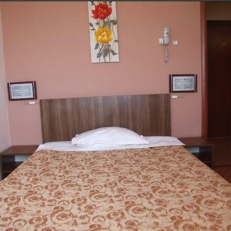 Plaisir Hotel Ploiesti Luaran gambar