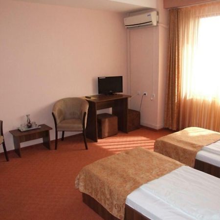 Plaisir Hotel Ploiesti Luaran gambar
