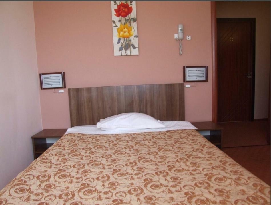 Plaisir Hotel Ploiesti Luaran gambar