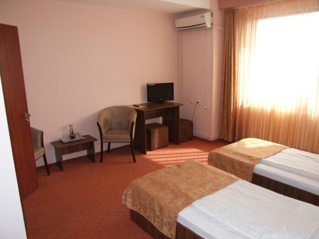 Plaisir Hotel Ploiesti Luaran gambar