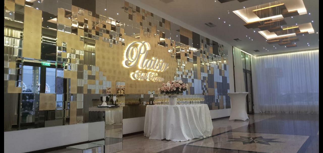 Plaisir Hotel Ploiesti Luaran gambar