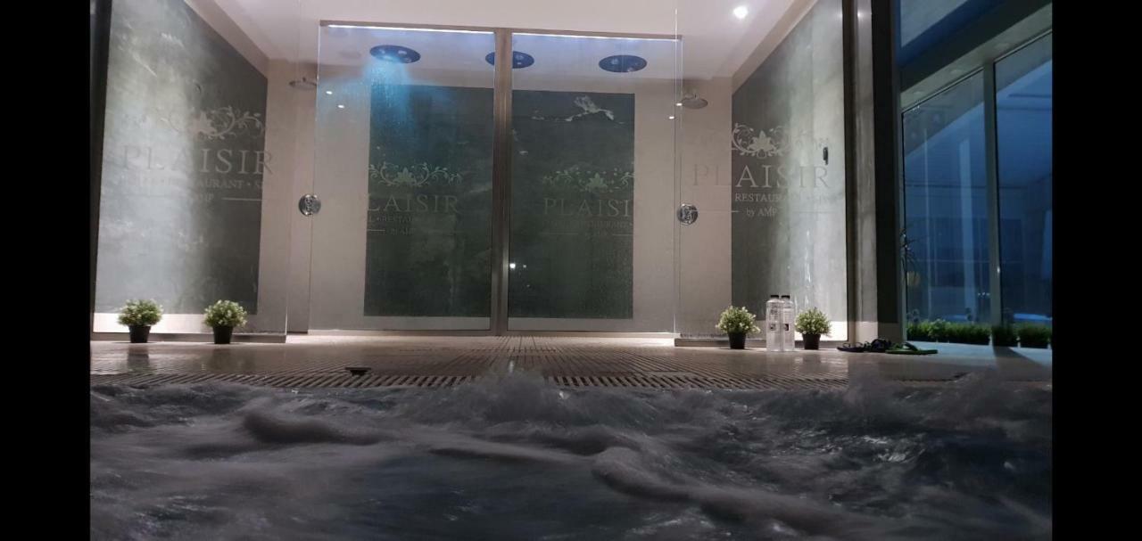 Plaisir Hotel Ploiesti Luaran gambar